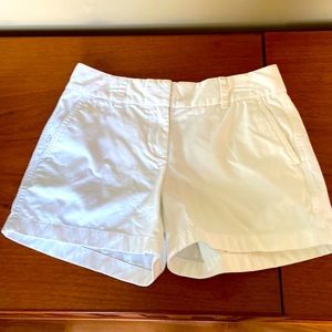 Vineyard vines size 2 Women’s white shorts. Very good used condition.